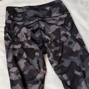 Athleta Lightning Camo 7/8 tight Camouflage Leggings Small
